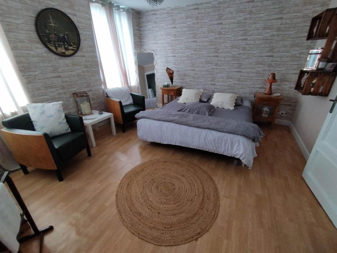 Gueugnon Chambres D'Hote Au Chapeau Claque Cabaret מראה חיצוני תמונה